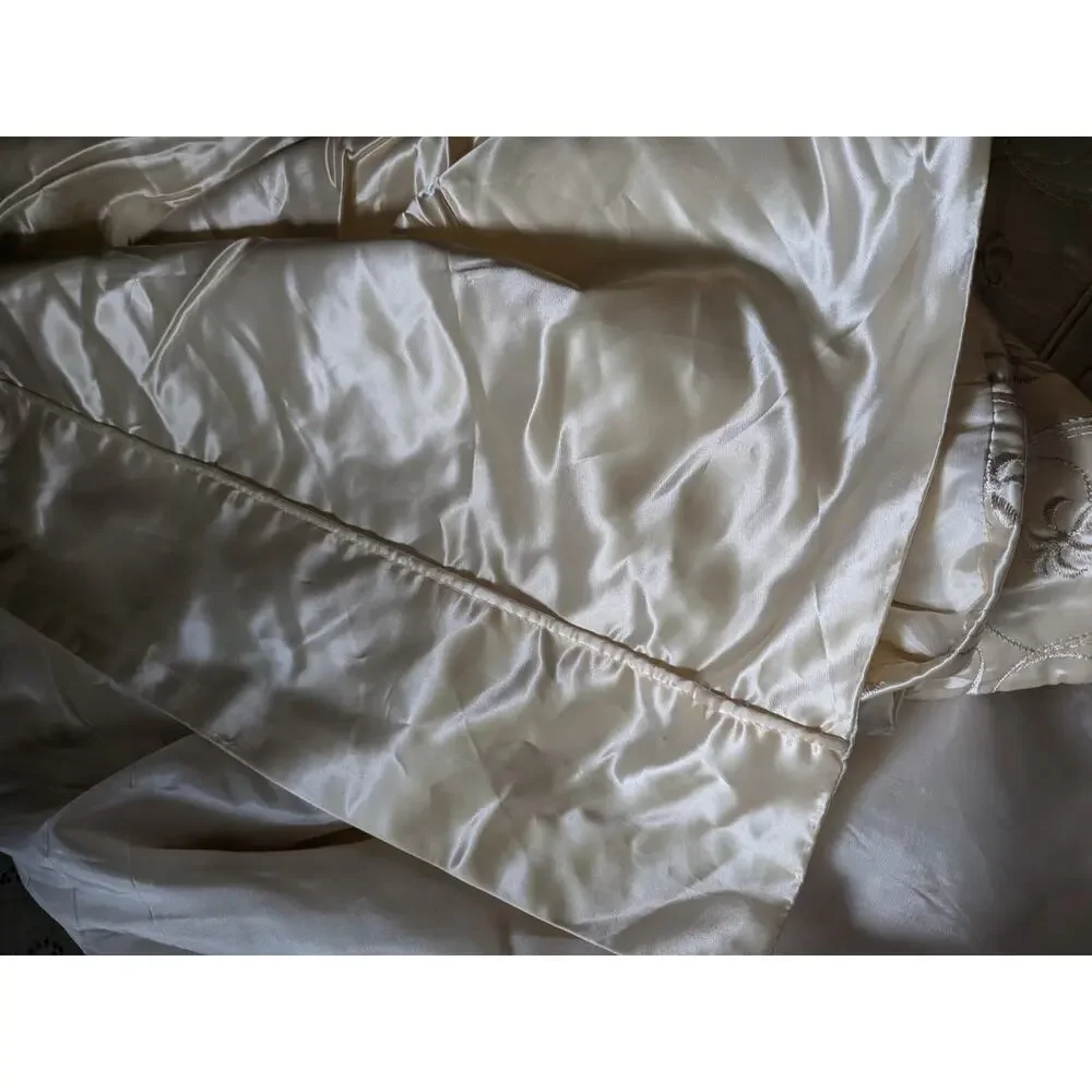 Hollywood Glam/Regency. 1900 Appraisal Satin Embroidered Bedspread